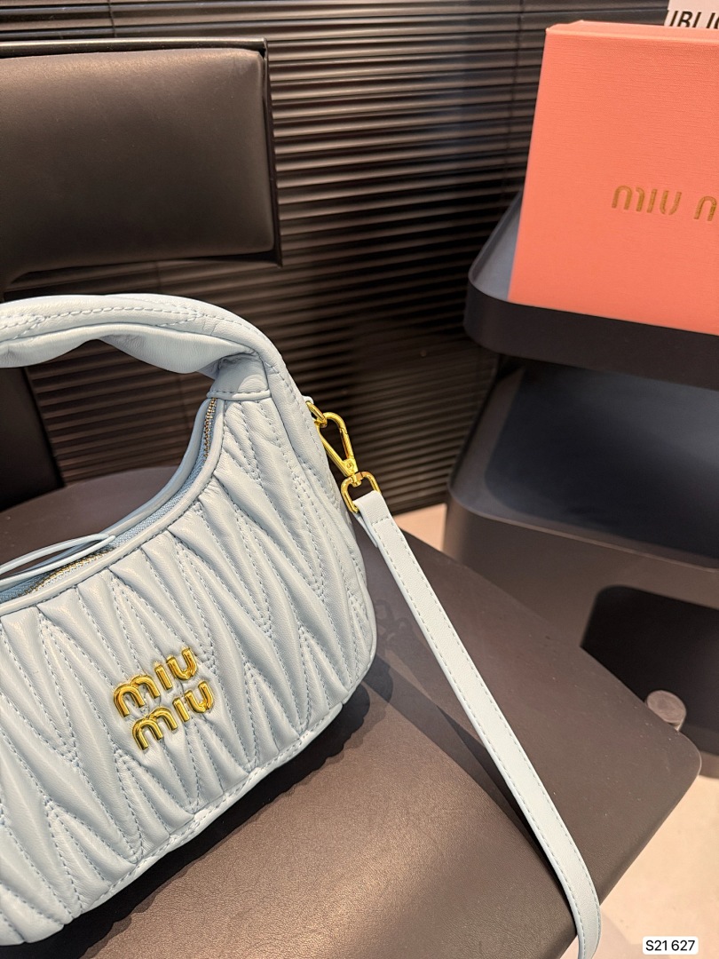 Miu Miu Wander Matelassé Hobo Bag · 5482 — תמונה 11