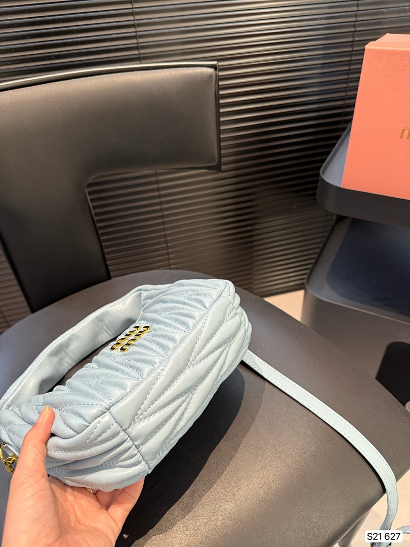Miu Miu Wander Matelassé Hobo Bag · 5482 — תמונה 12