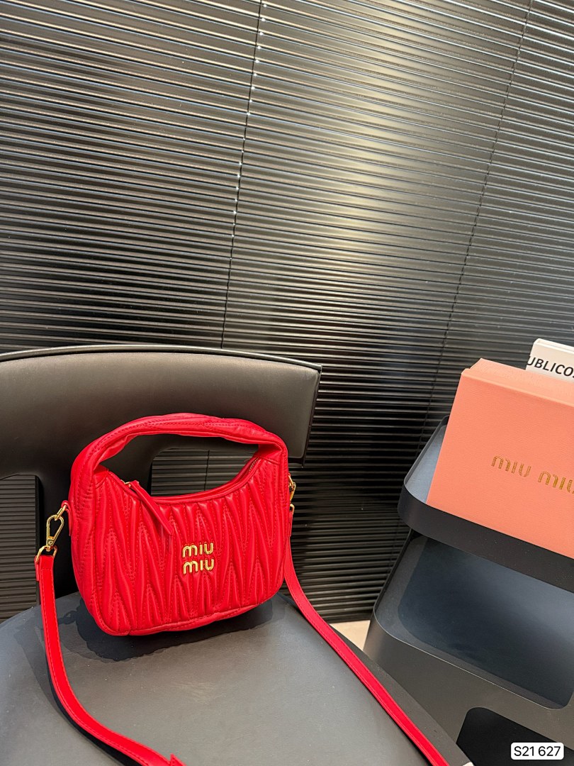 Miu Miu Wander Matelassé Hobo Bag · 5482 — תמונה 5