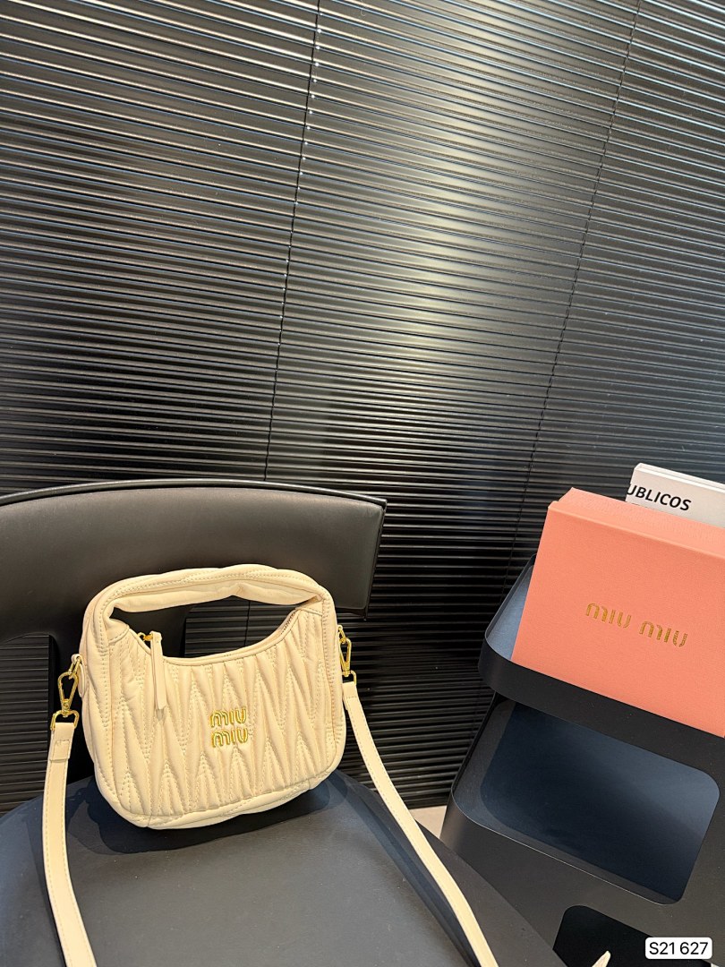 Miu Miu Wander Matelassé Hobo Bag · 5482 — תמונה 2