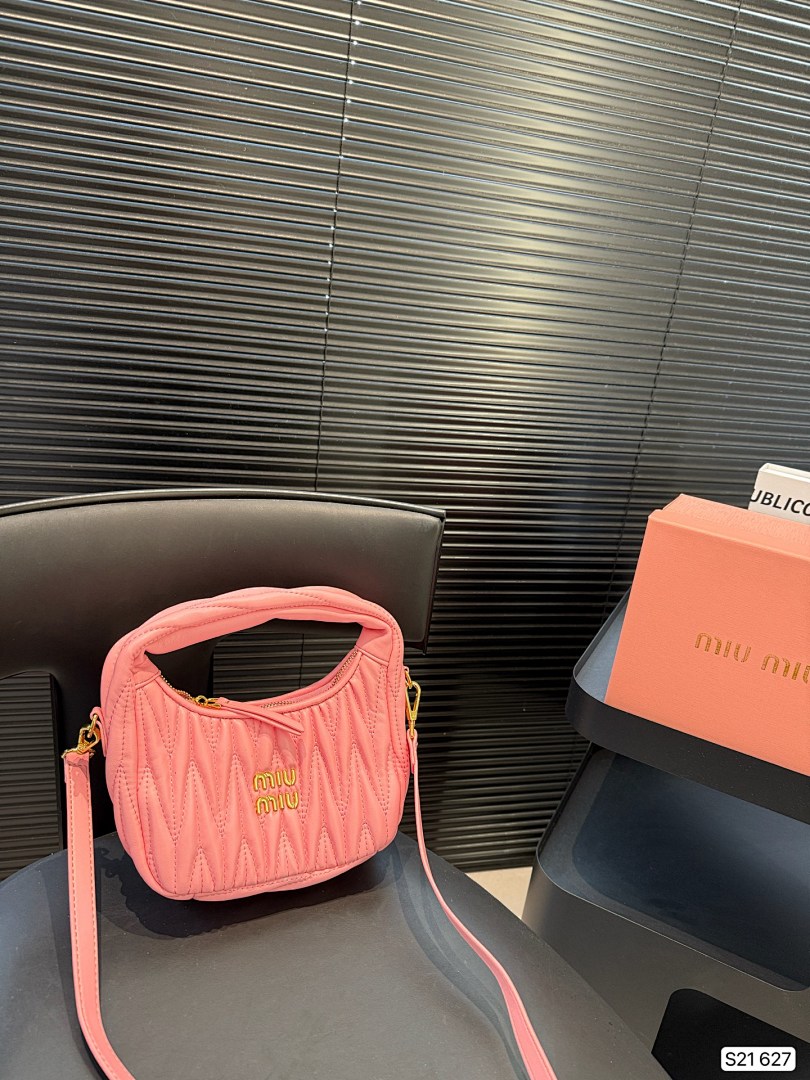 Miu Miu Wander Matelassé Hobo Bag · 5482 — תמונה 6