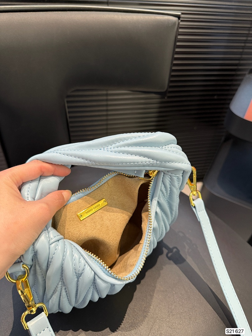 Miu Miu Wander Matelassé Hobo Bag · 5482 — תמונה 9