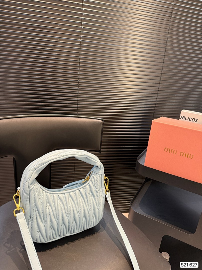 Miu Miu Wander Matelassé Hobo Bag · 5482 — תמונה 13