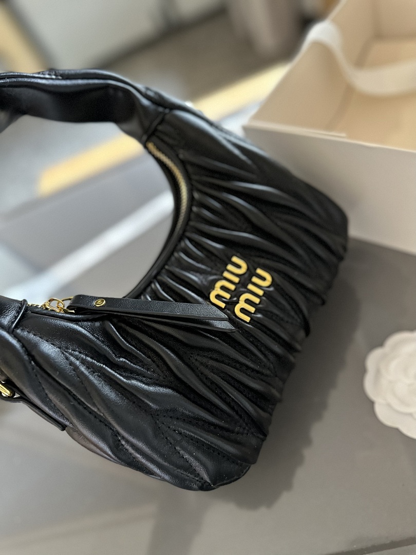Miu Miu Wander Matelassé Nappa Leather Hobo · 4883 — תמונה 15