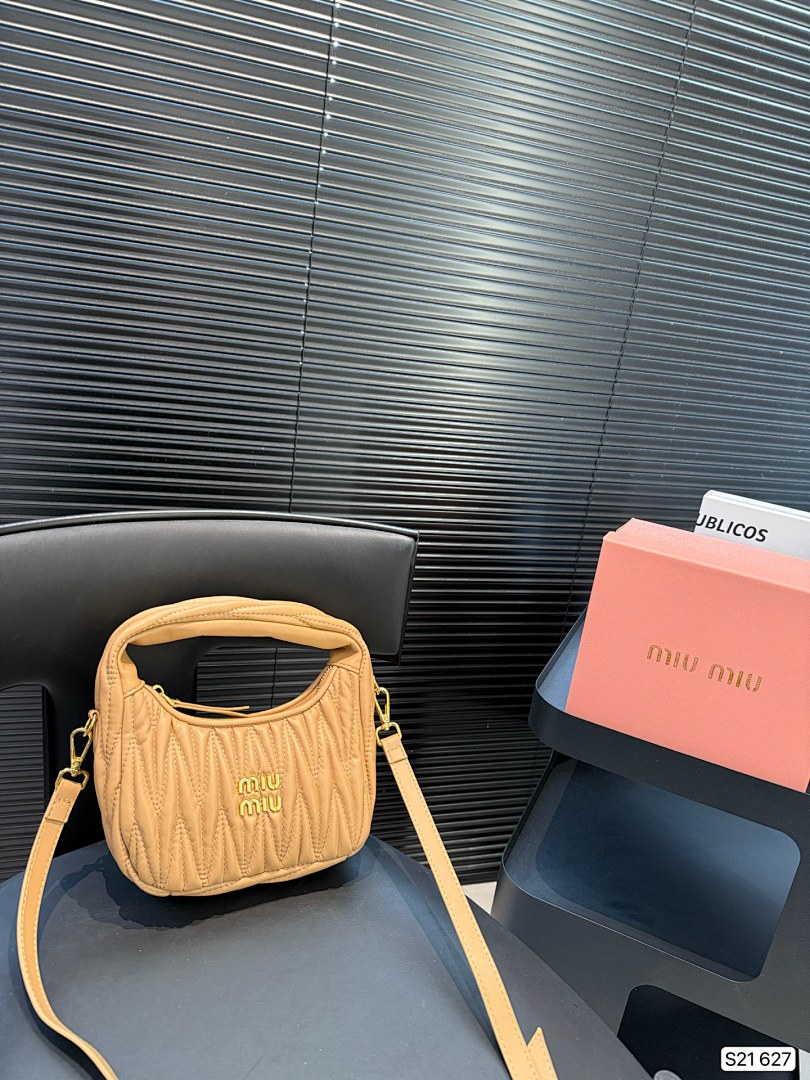 Miu Miu Wander Matelassé Hobo Bag · 5482 — תמונה 4
