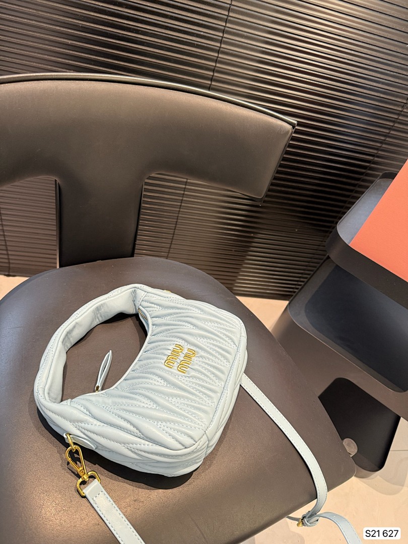 Miu Miu Wander Matelassé Hobo Bag · 5482 — תמונה 15