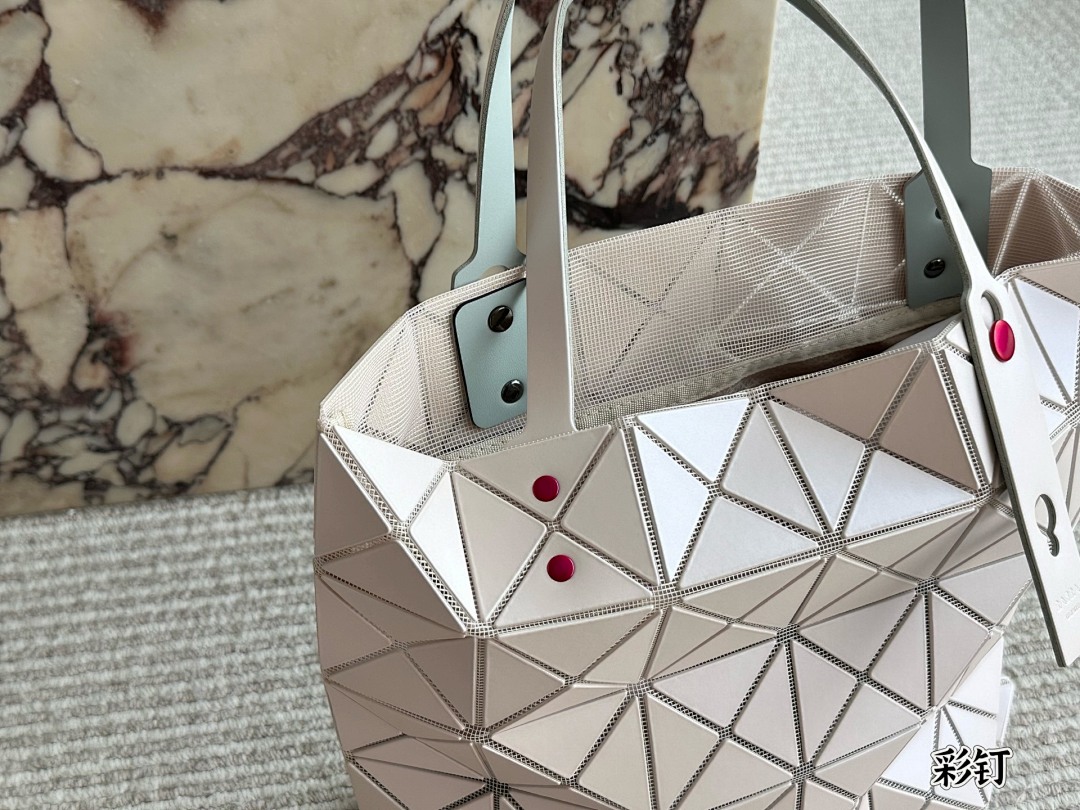 Issey Miyake Bao Bao Lucent Geometric Tote · 5229 — תמונה 11