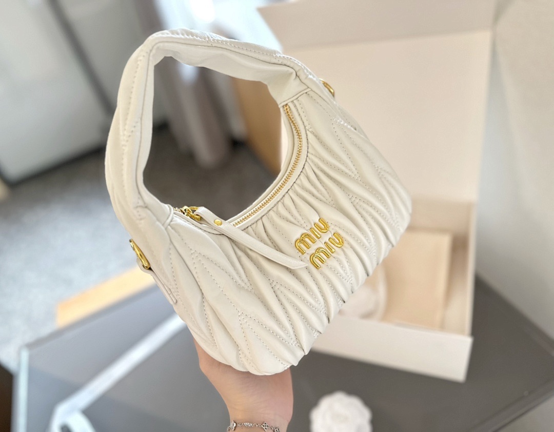 Miu Miu Wander Matelassé Nappa Leather Hobo · 4883 — תמונה 17