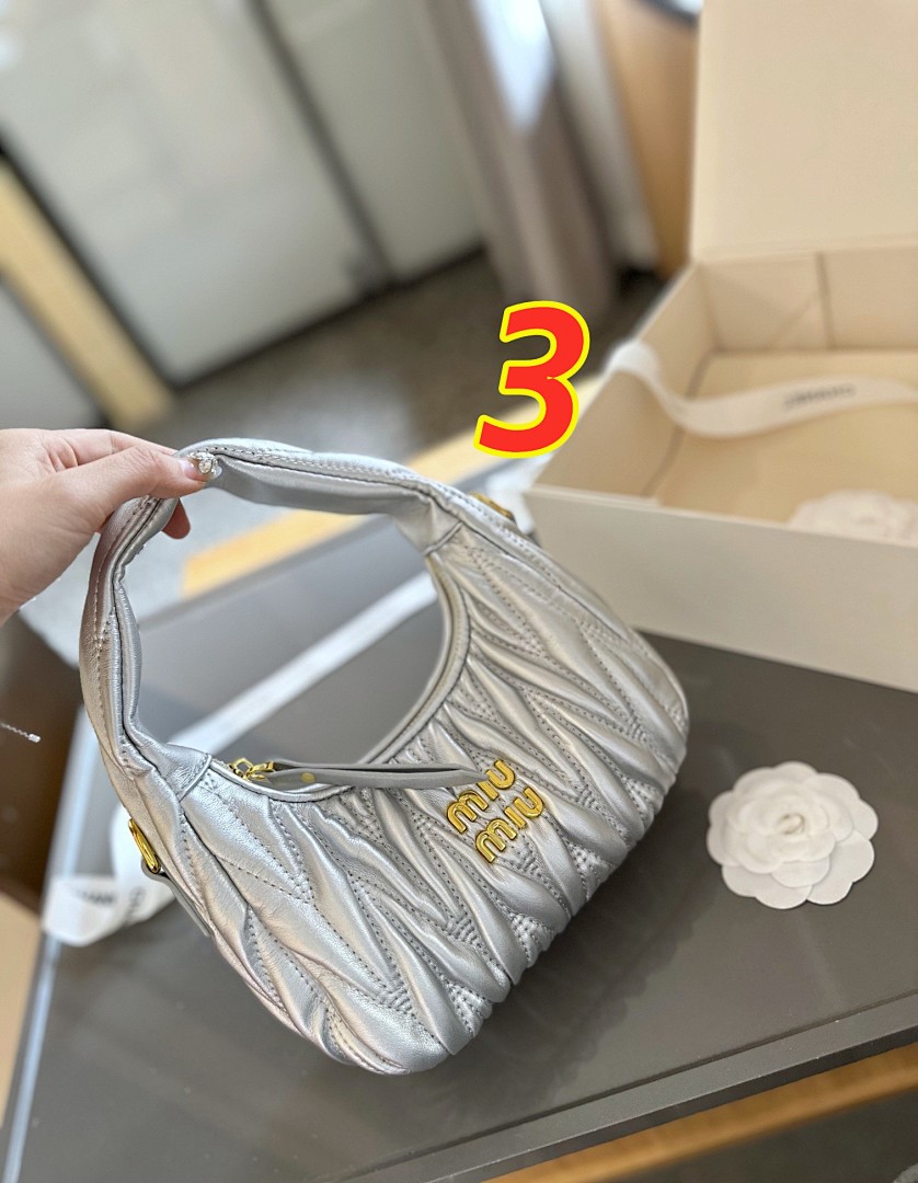 Miu Miu Wander Matelassé Nappa Leather Hobo · 4883 — תמונה 4