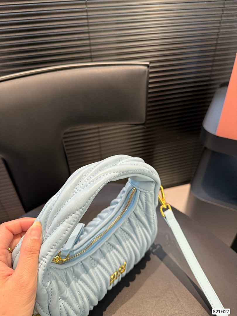 Miu Miu Wander Matelassé Hobo Bag · 5482 — תמונה 10