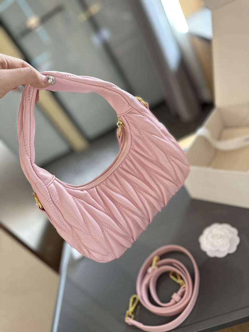 Miu Miu Wander Matelassé Nappa Leather Hobo · 4883 — תמונה 9