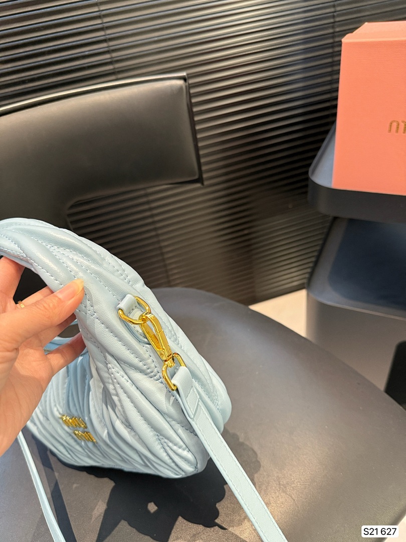 Miu Miu Wander Matelassé Hobo Bag · 5482 — תמונה 14