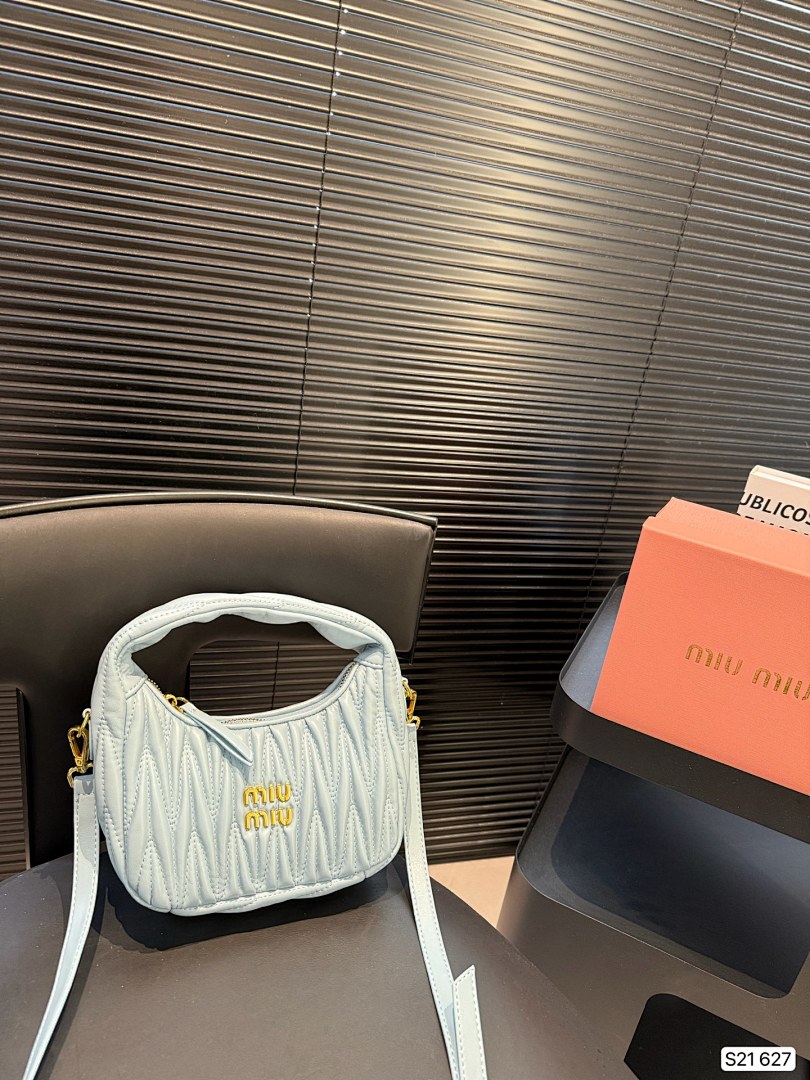 Miu Miu Wander Matelassé Hobo Bag · 5482 — תמונה 7