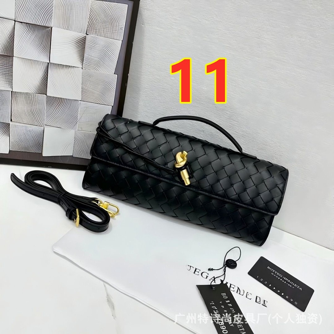 Bottega Veneta Andiamo Clutch · 6131