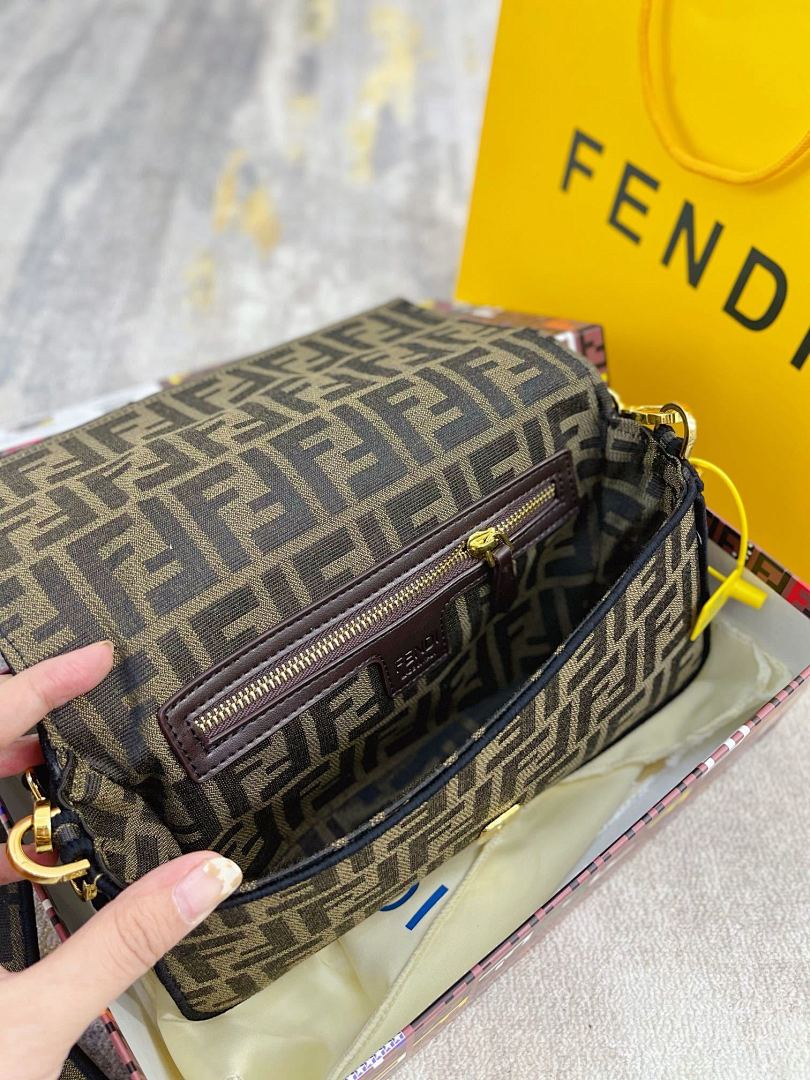 FENDI Baguette · 5948 — תמונה 3