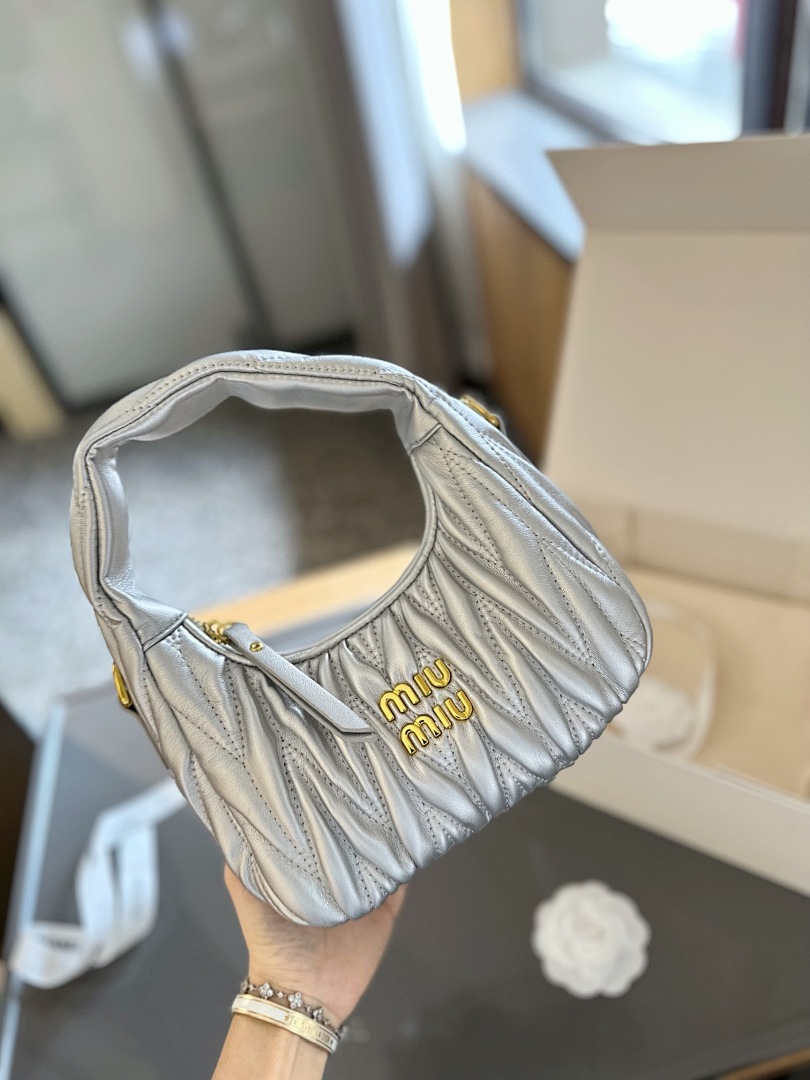 Miu Miu Wander Matelassé Nappa Leather Hobo · 4883 — תמונה 16