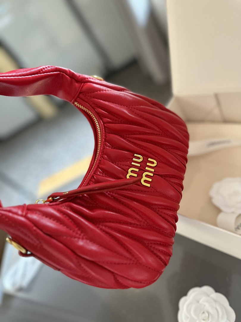 Miu Miu Wander Matelassé Nappa Leather Hobo · 4883 — תמונה 13