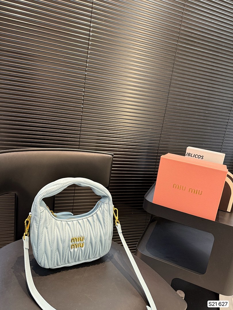 Miu Miu Wander Matelassé Hobo Bag · 5482 — תמונה 17