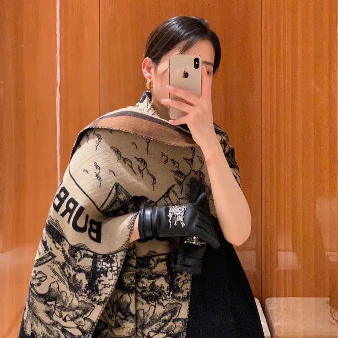 Burberry Etched Knight Cashmere Scarf · 4954 — תמונה 3