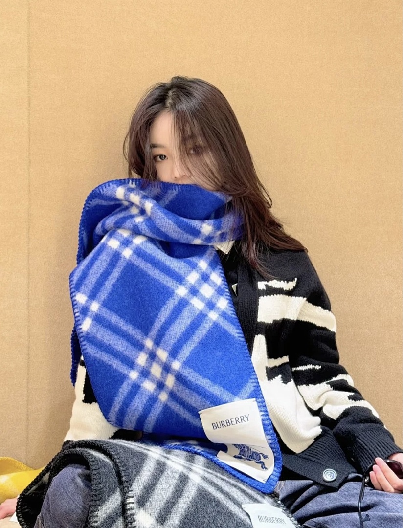 Burberry Check Wool Hooded Scarf · 5863 — תמונה 15