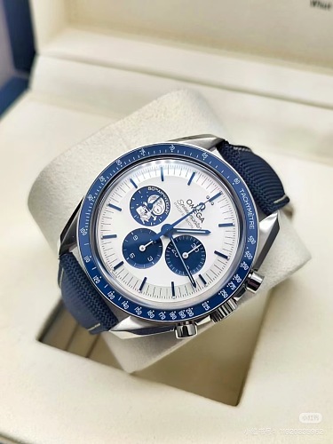 Omega Speedmaster Silver Snoopy Award · 6370