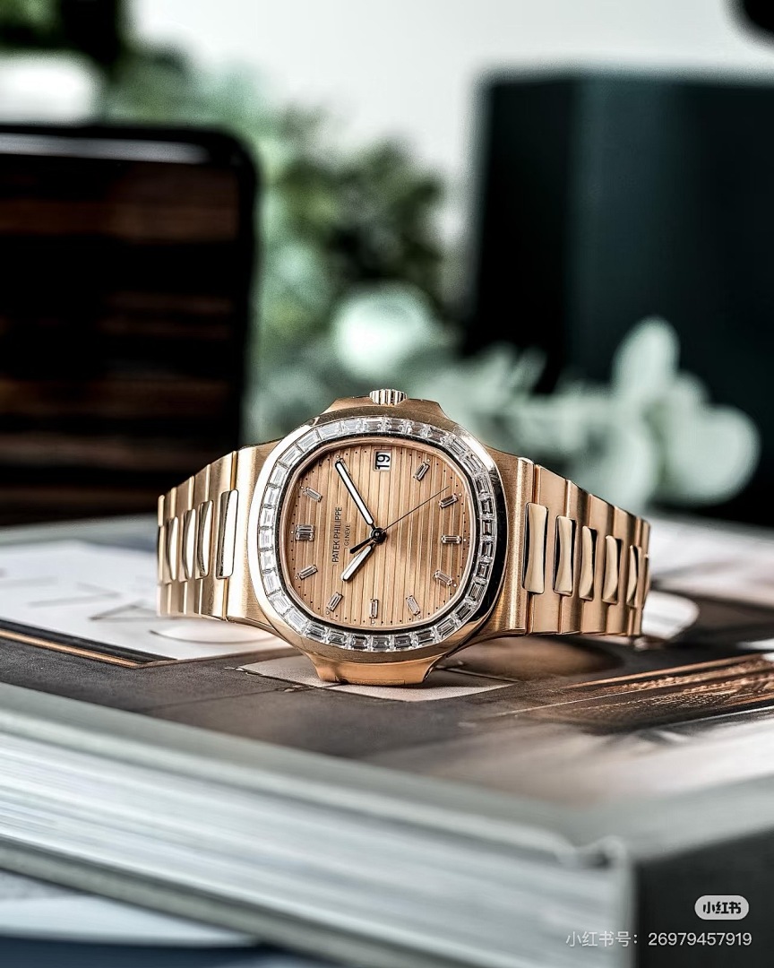 Patek Philippe Nautilus 5723 · 6153