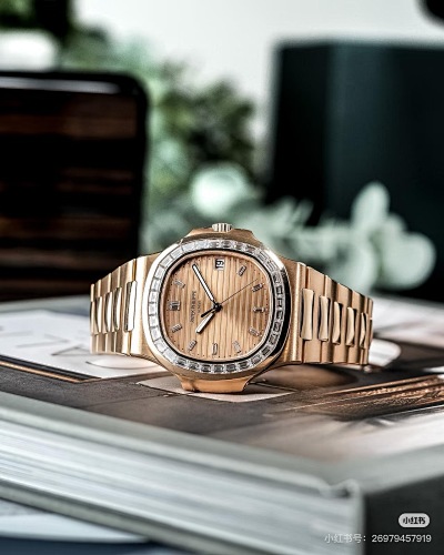 Patek Philippe Nautilus 5723 · 6153