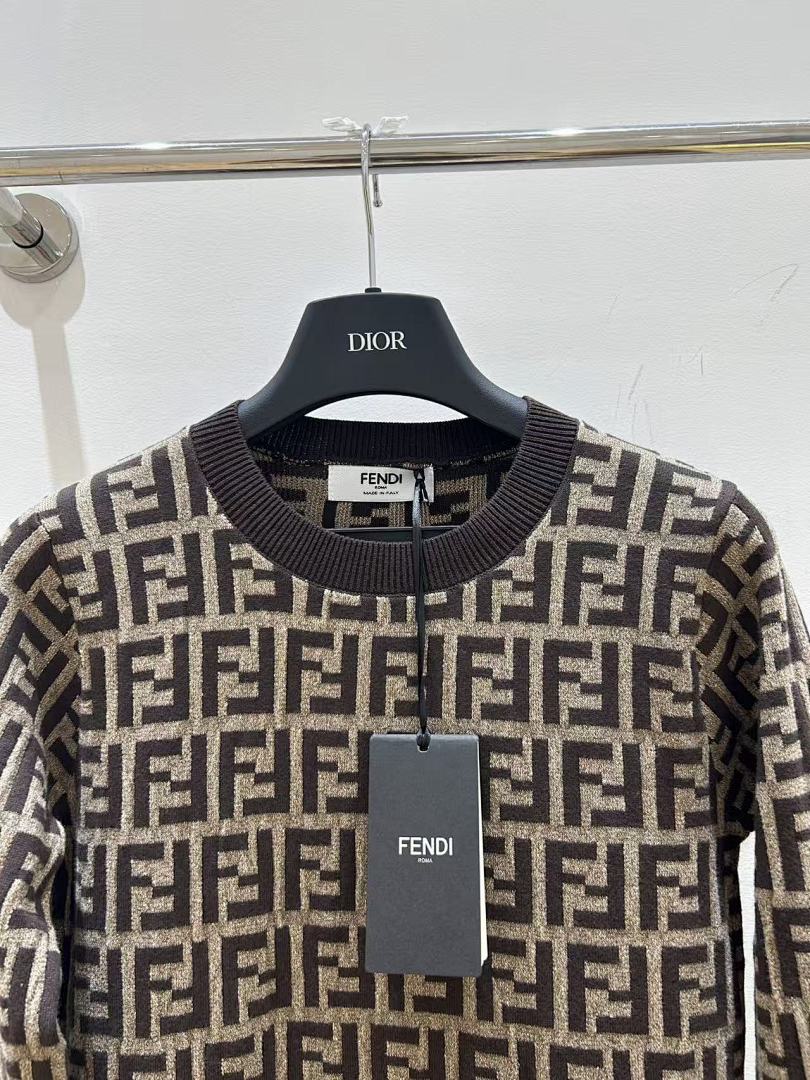 FENDI 78$    10884-T