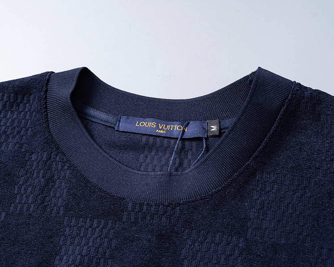 Louis Vuitton Embossed LV T-Shirt · 6198 — תמונה 21