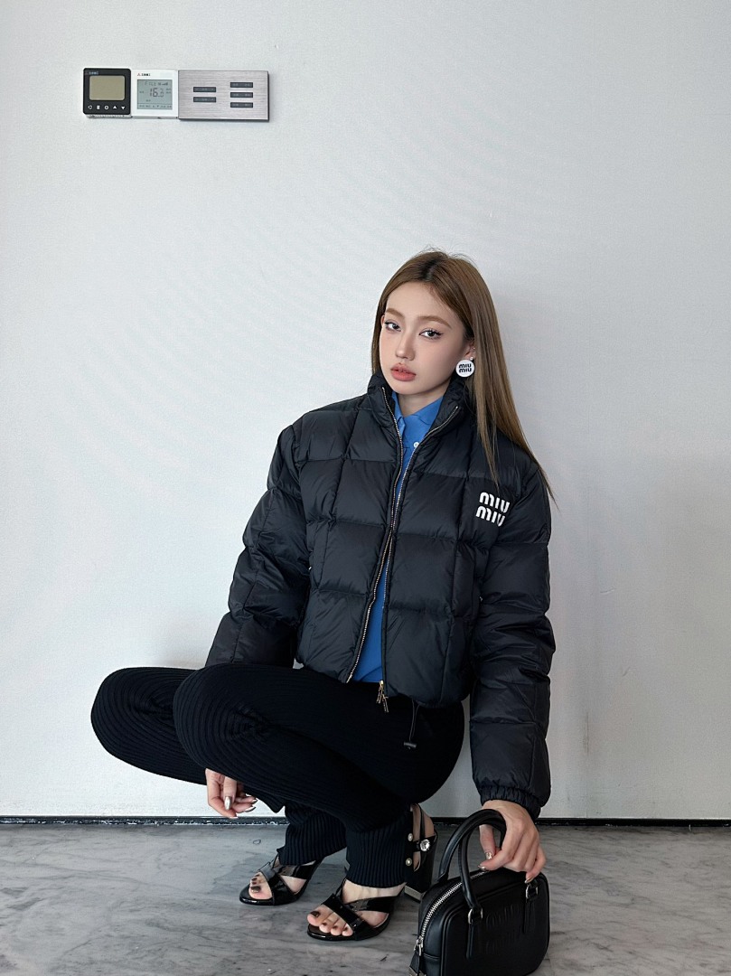 Miu Miu Logo-Print Crop Puffer Jacket · 5115 — תמונה 11
