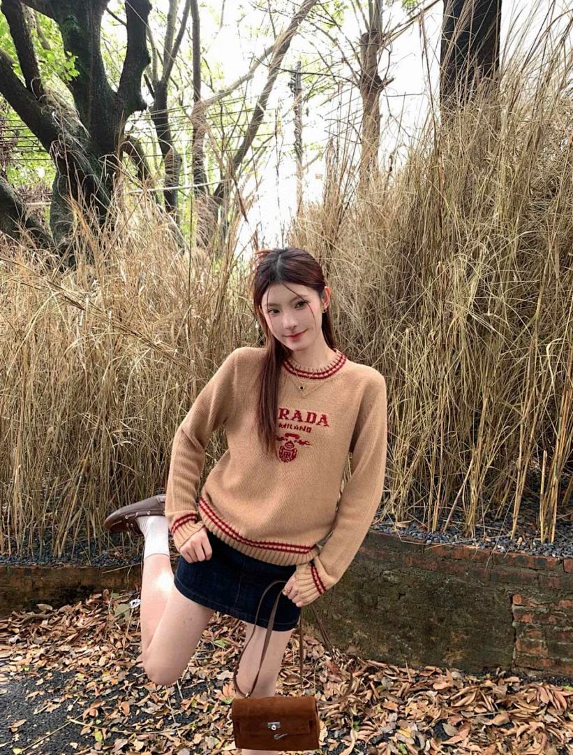 Prada Wool And Cashmere Crew-neck Sweater · 5004 — תמונה 11