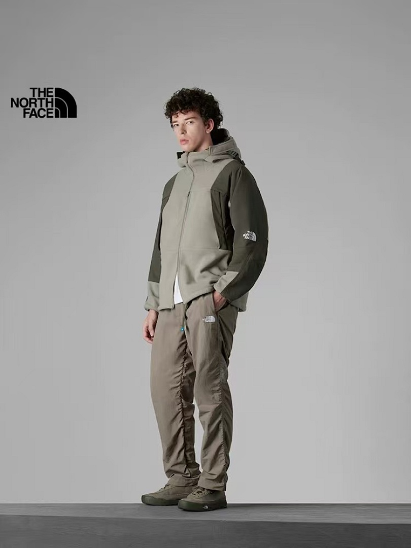 The North Face Mountain Athletics Hooded Fleece · 5909