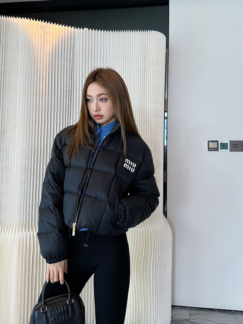 Miu Miu Logo-Print Crop Puffer Jacket · 5115 — תמונה 6