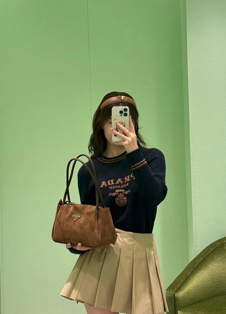 Prada Wool And Cashmere Crew-neck Sweater · 5004 — תמונה 5