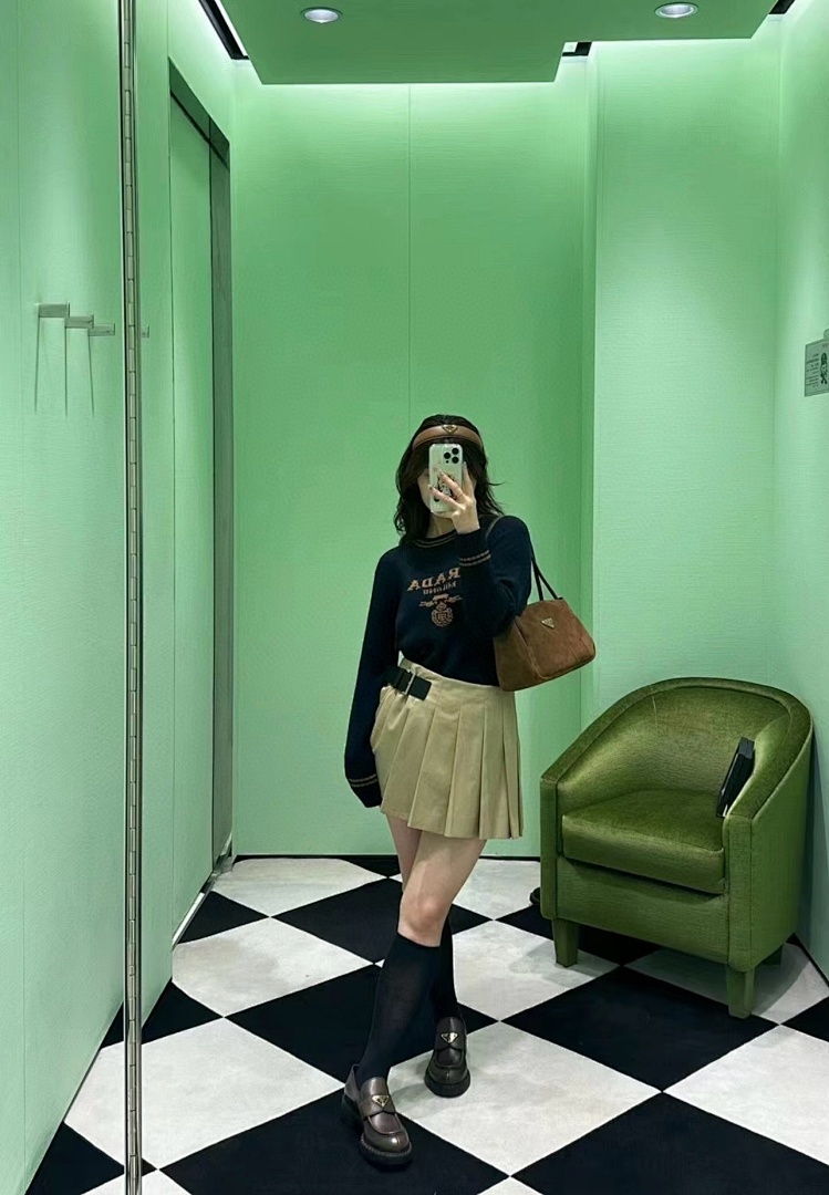 Prada Wool And Cashmere Crew-neck Sweater · 5004 — תמונה 7