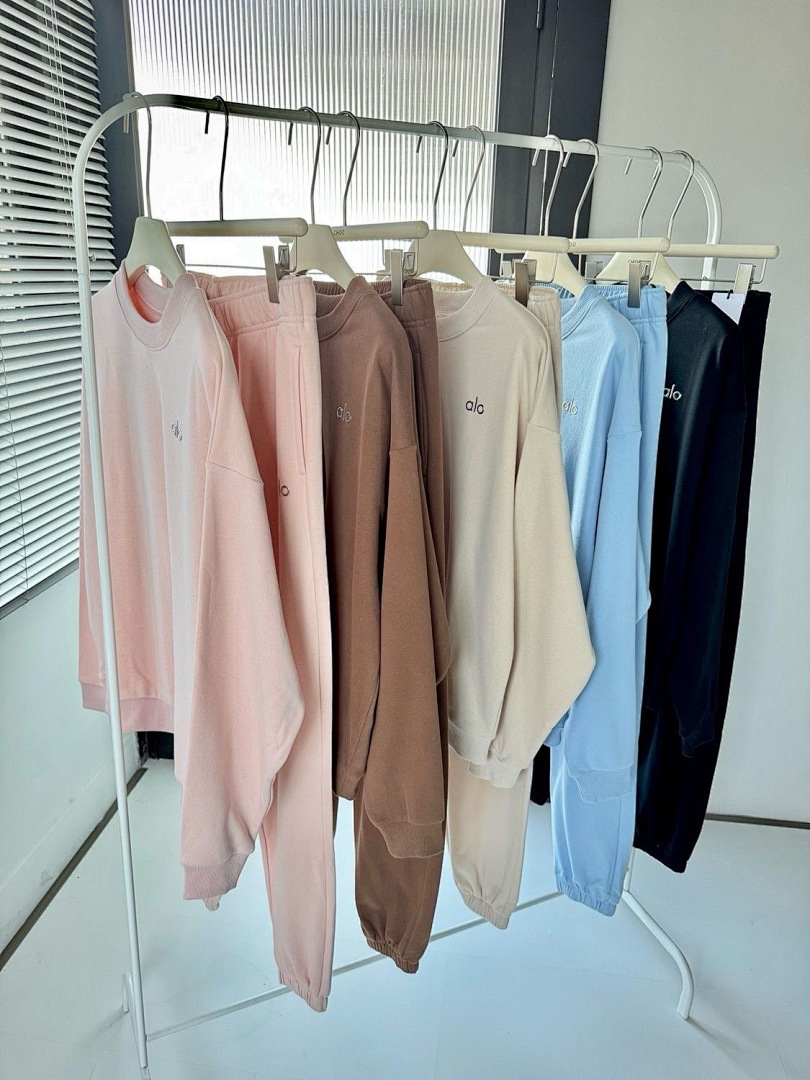 ALO Accolade Crew Neck Pullover · 5788 — תמונה 12