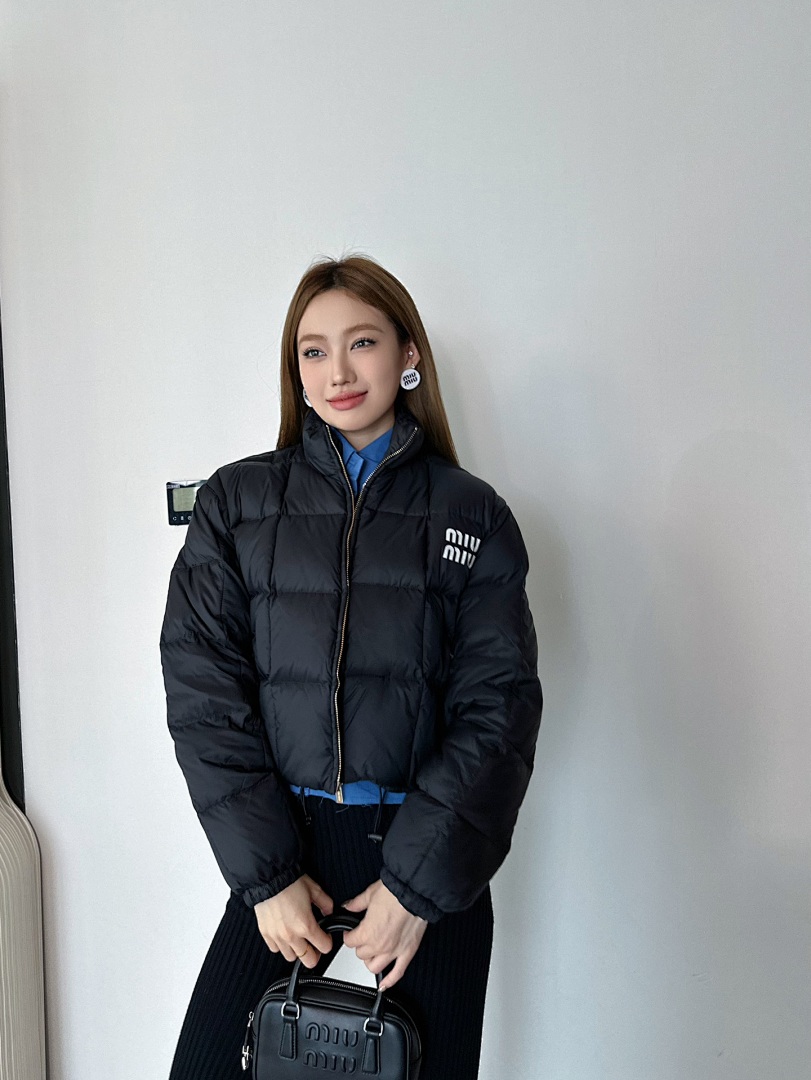 Miu Miu Logo-Print Crop Puffer Jacket · 5115 — תמונה 10