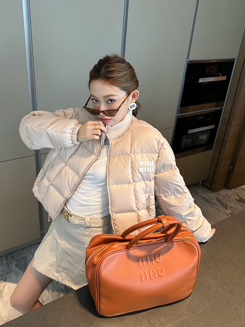 Miu Miu Logo-Print Crop Puffer Jacket · 5115 — תמונה 14