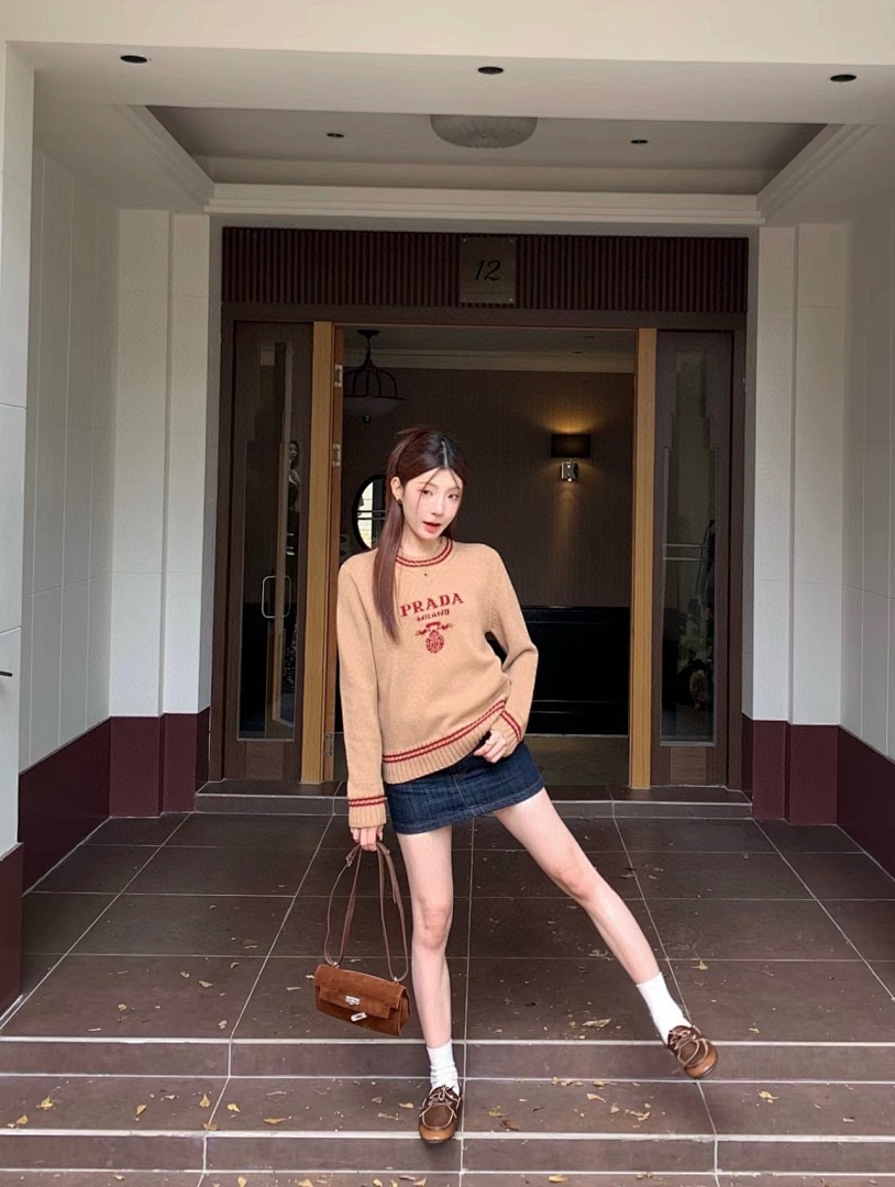 Prada Wool And Cashmere Crew-neck Sweater · 5004 — תמונה 9