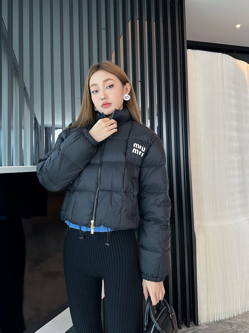Miu Miu Logo-Print Crop Puffer Jacket · 5115 — תמונה 9