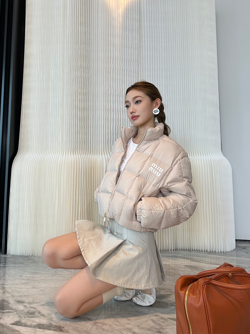 Miu Miu Logo-Print Crop Puffer Jacket · 5115 — תמונה 18