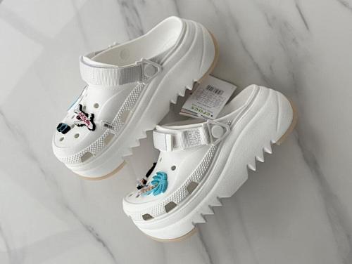 Crocs 52.99$    10674-T