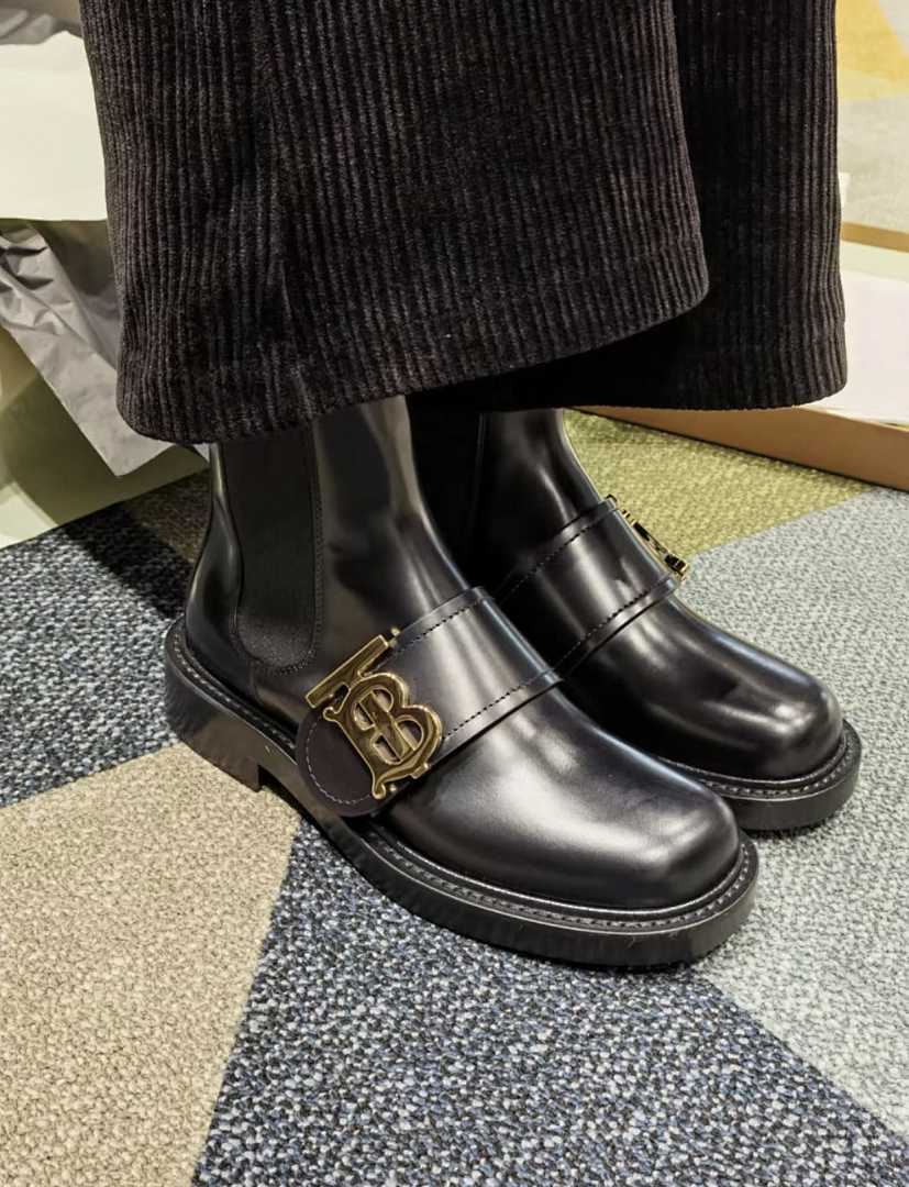 Burberry Boots 52$    10046-T