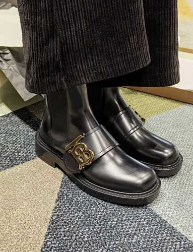 Burberry Boots 52$    10046-T