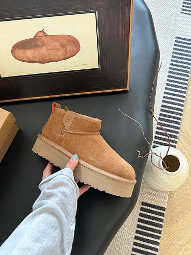 UGG 78$   279- 10358-T