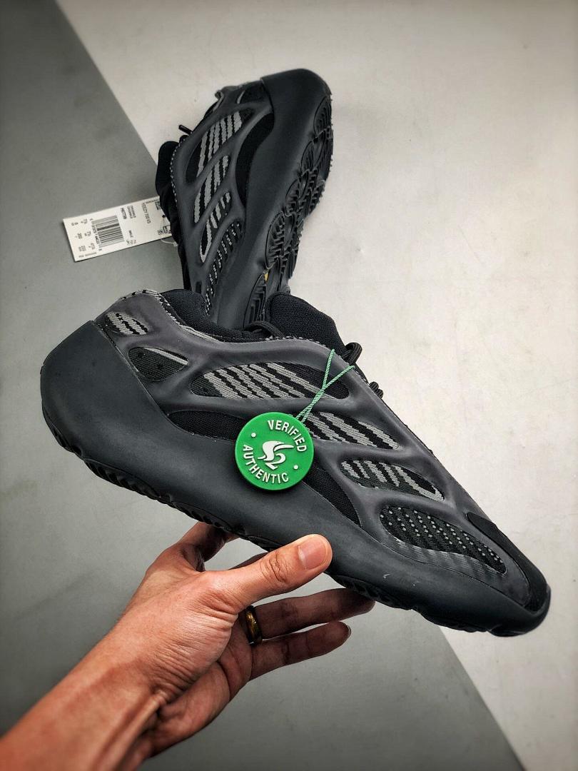 YEEZY 700V3 61$    10696-T