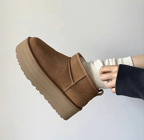 UGG Boost 5cm 54$    10524-T