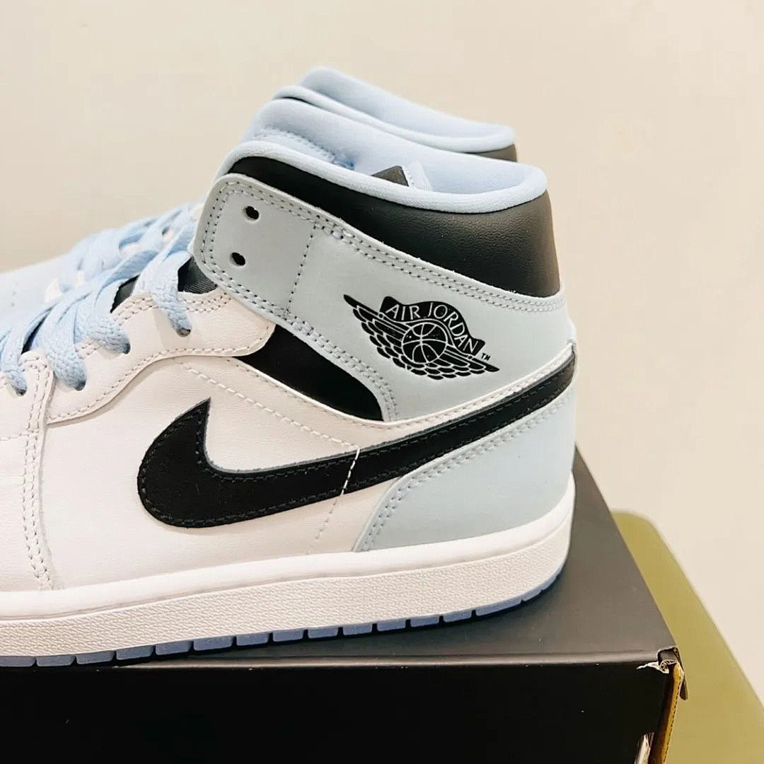 AJ1 Mid d  46$    9508-T