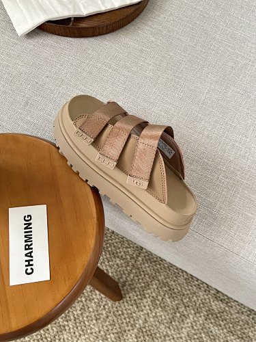 UGG 62.99$   11058-T