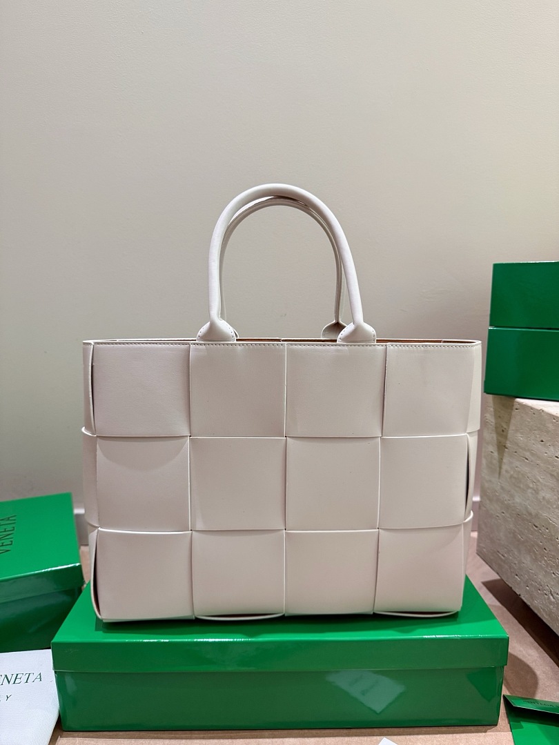 Bottega Veneta Arco Tote · ZT14239